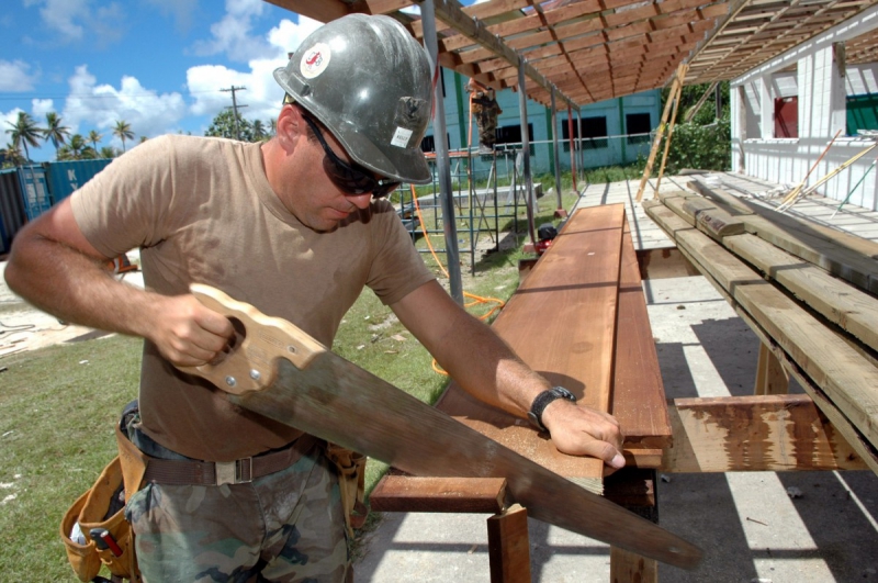 charpentier-GASSIN-min_worker_construction_building_carpenter_male_job_build_helmet-893290